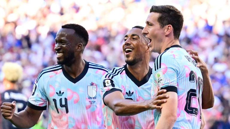 Hans Vanaken (r.) feiert sein Tor im Achtelfinale gegen die USA.