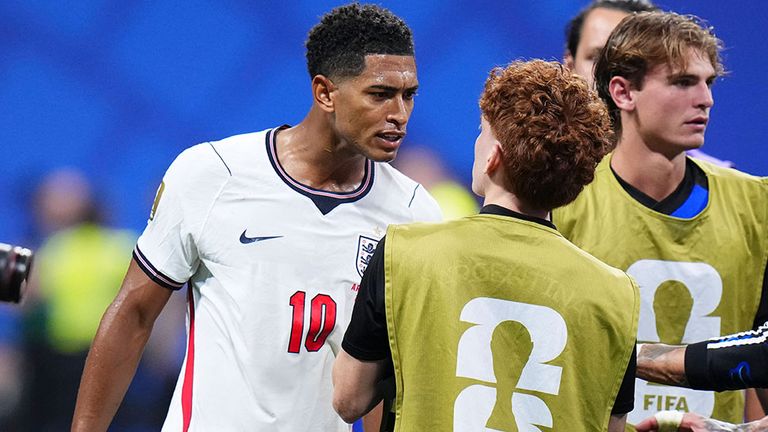England-Superstar Jude Bellingham (l.) wurde gegen Argentiniens Valentin Barco handgreiflich.