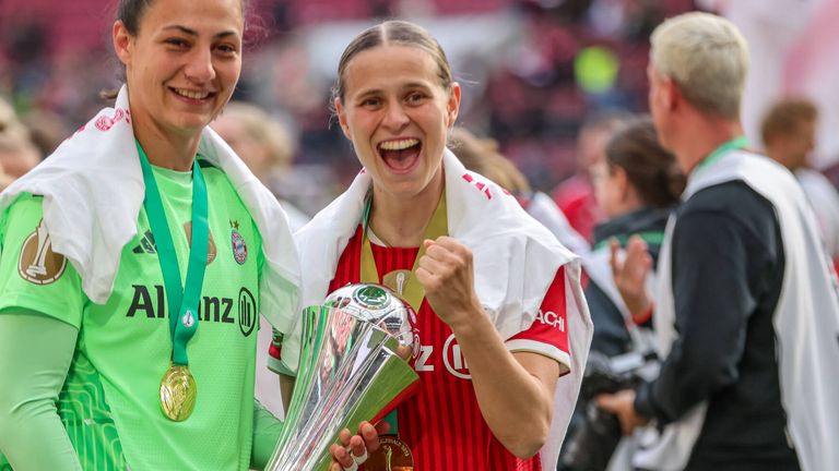 Bayern-Spielerin Klara Bühl (m.) ist aktuell die wertvollste Profifußballerin der Welt.