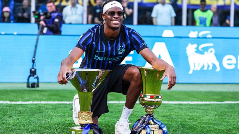 Yann Bisseck verlängert seinen Vertrag bei Inter Mailand.