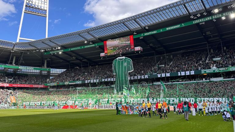 An der Osttribüne des Bremer Weserstadions sind Betonstützen zerbrochen.