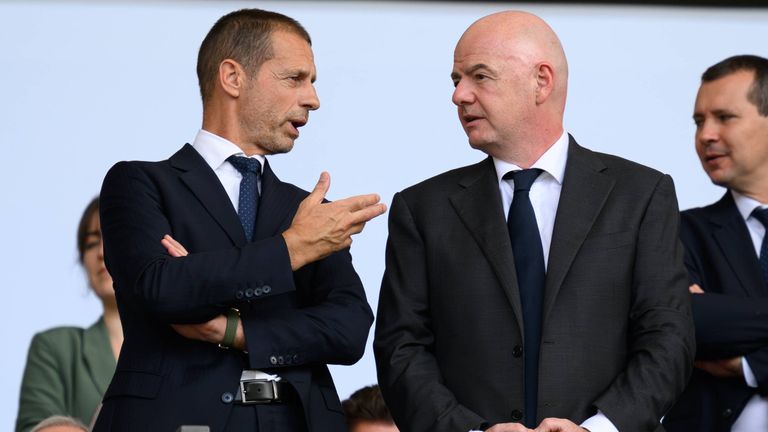 Aleksander Ceferin (l.) übernimmt als Präsident der UEFA die Rolle des FIFA-Gegenspielers im "Fall Balogun".