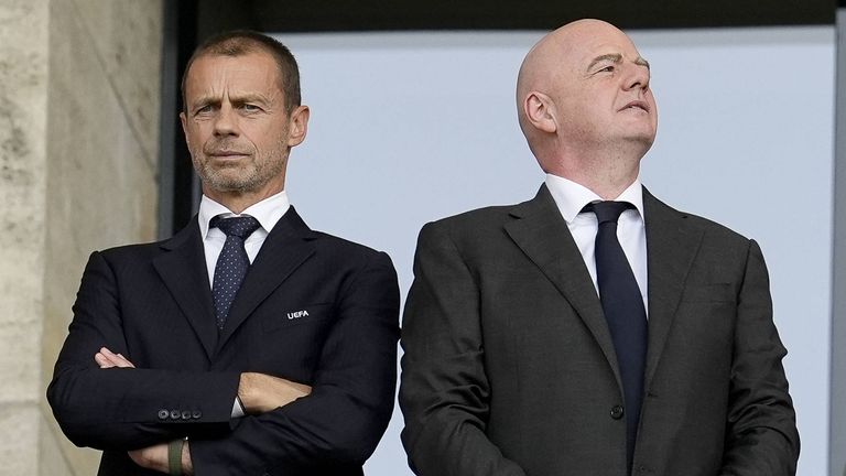 Die UEFA um Präsident Aleksander Ceferin (l.) diskutiert wohl einen WM-Boykott. 
