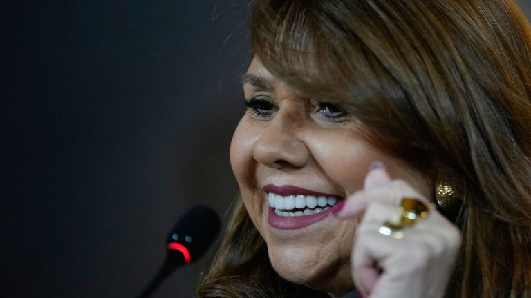 Die paraguayische Senatorin Celeste Amarilla tritt nach.