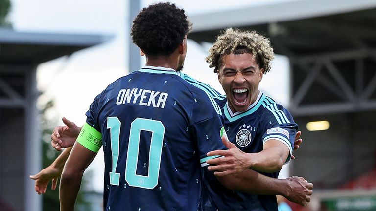 DFB-Talent Montrell Culbreath (r.) jubelt gemeinsam mit Kapitän Francis Onyeka.