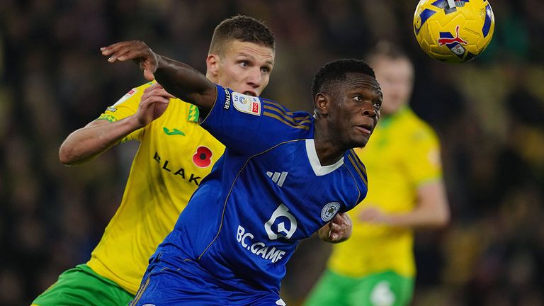 Leicester-Stürmer Patson Daka (r.) im Duell mit Jakov Medic von Norwich City.