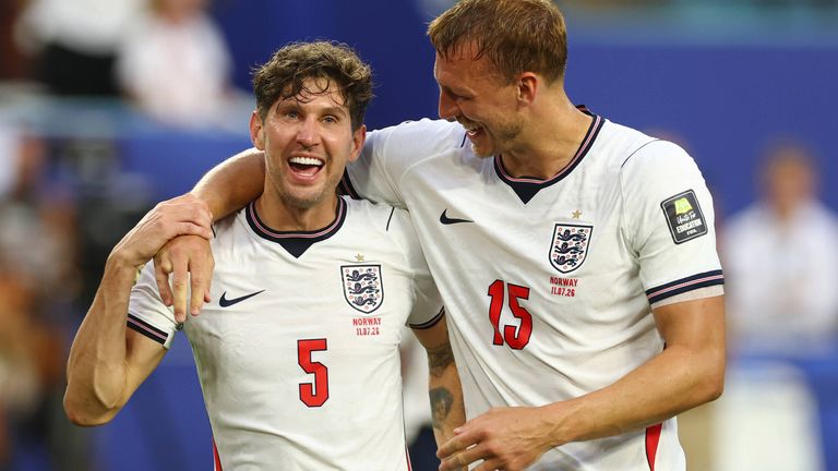 England-Star Dan Burn (r.) hat nur neun Finger. 