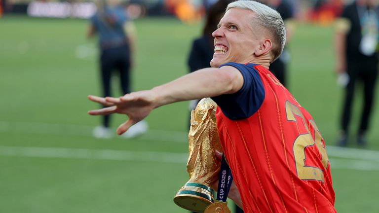 Es geht um die Handgreiflichkeiten nach dem WM-Finale: Spanien-Star Dani Olmo bezichtigt Argentiniens Co-Trainer Robert Ayala der Lüge.