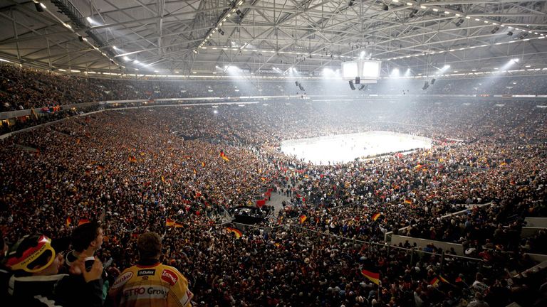 Deutschland hat auch die Eishockey-Heim-WM 2010 auf Schalke eröffnet, damals gegen die USA.