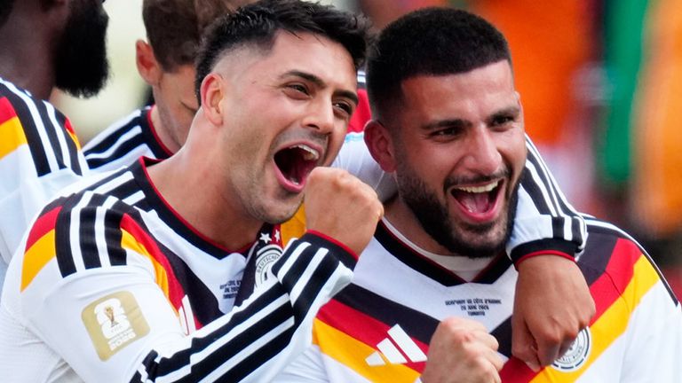 Nadiem Amiri (v.l.) jubelt mit Deniz Undav über den Sieg gegen die Elfenbeinküste bei der WM.