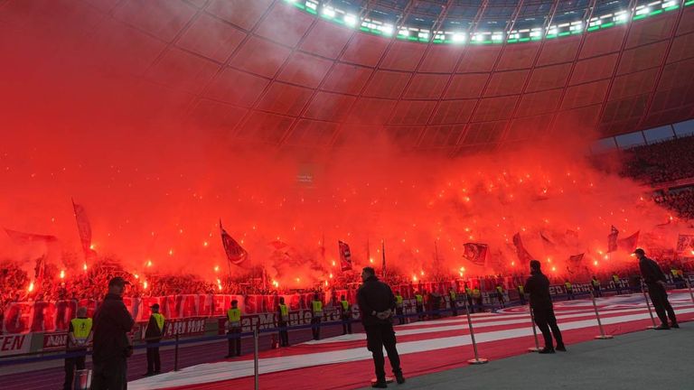 Abbrennende Pyrotechnik beim DFB-Pokalfinale.