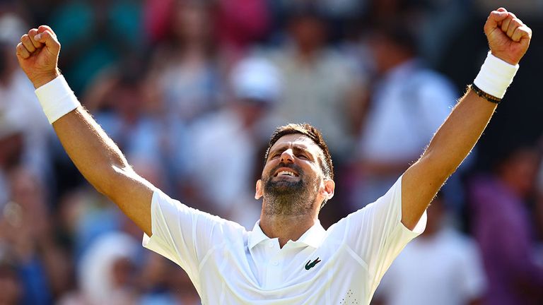 Novak Djokovic bejubelt den Achtelfinal-Einzug in Wimbledon.