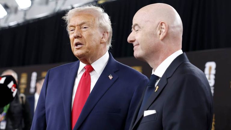 Donald Trump (l.) und Gianni Infantino (r.) bei der finalen Gruppenauslosung zur WM.