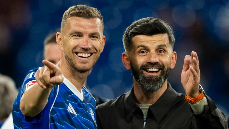 Edin Dzeko (l.) könnte auch in der kommenden Saison für den FC Schalke 04 auflaufen.