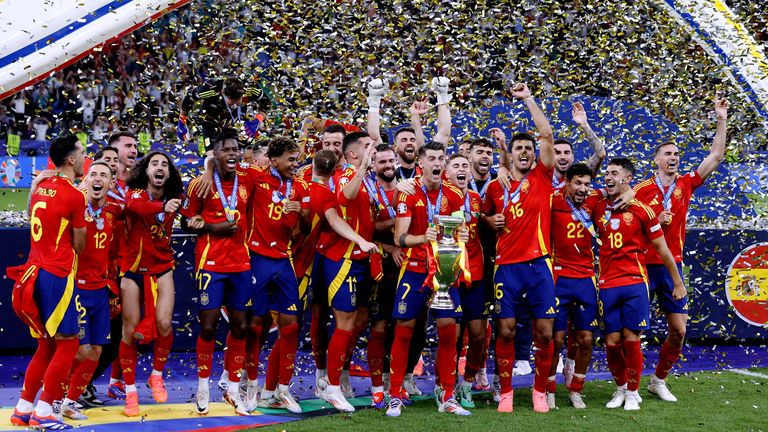 Das spanische Team feiert den EM-Pokal: 2028 wird die UEFA EURO in England, Schottland, Wales, Nordirland und der Republik Irland ausgetrage