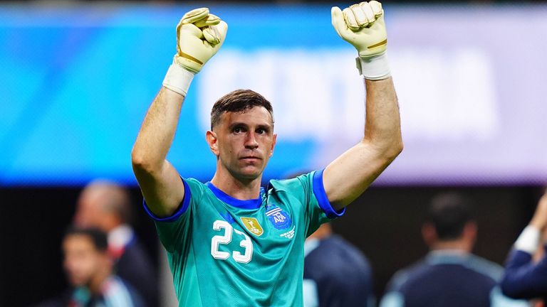 1 Spieler: Aston Villa - Emiliano Martinez