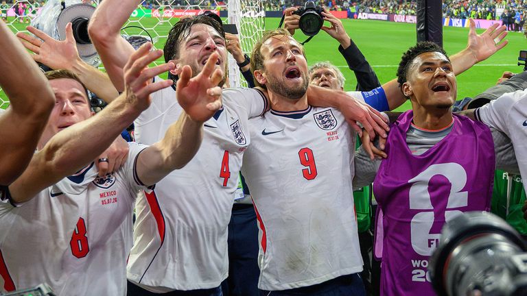 Die englische Nationalmannschaft um Bayern-Star Harry Kane (2.v.r.) steht im WM-Viertelfinale und trifft dort auf Norwegen. 