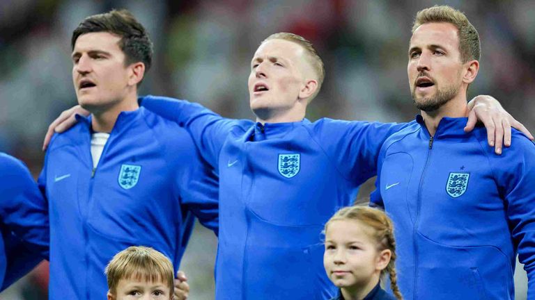 Die Three Lions beim Singen der englischen Nationalhymne "God save the King". 
