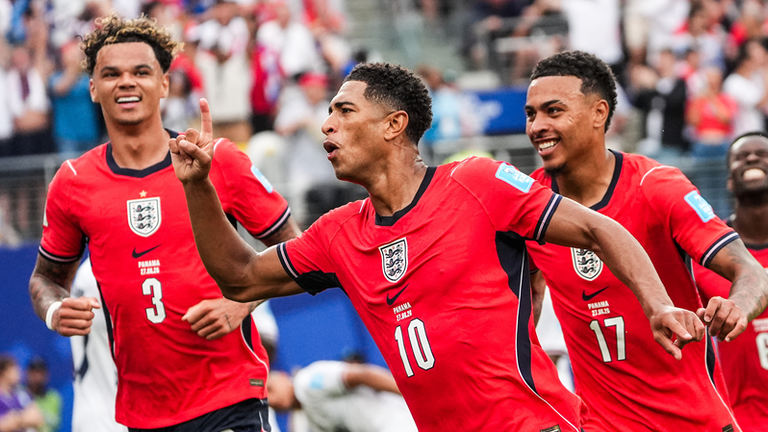 Jud Bellingham (m.) und die "Three Lions" treffen heute Abend auf DR Kongo. Live ab 18:00 Uhr bei MagentaTV und in der ARD. 