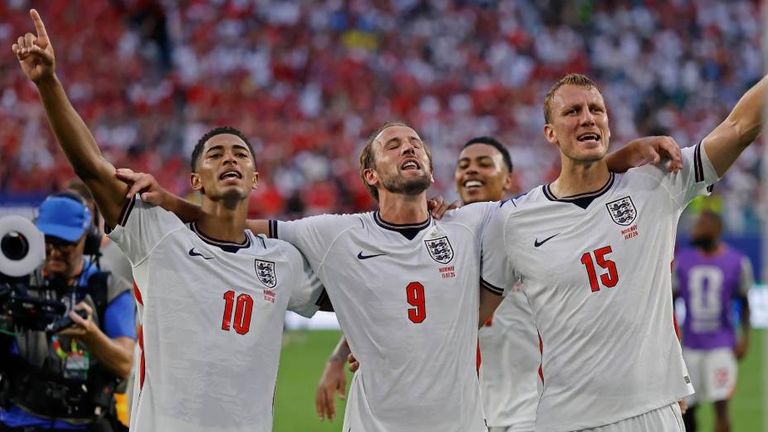 Jude Bellingham (l.), Harry Kane (M.) und Dan Burn (r.) nach ihrem Sieg gegen Norwegen.