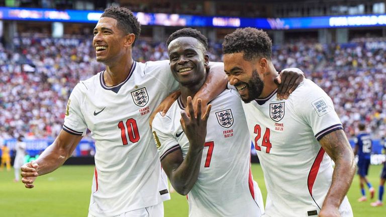 Jude Bellingham (l.), Bukayo Saka (M.) und Reece James (r.) feiern gemeinsam ein Tor.