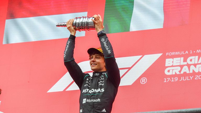 Andrea Kimi Antonelli (Mercedes) feiert seinen ersten Podiumsplatz nach einigen Rennen wieder. 