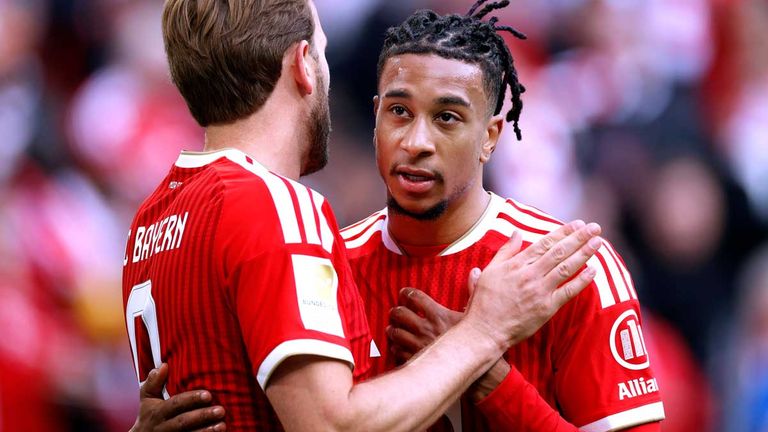 Michael Olise (r.) und Harry Kane treffen mit dem FC Bayern zum Auftakt der Bundesliga-Saison 2026/27 auf