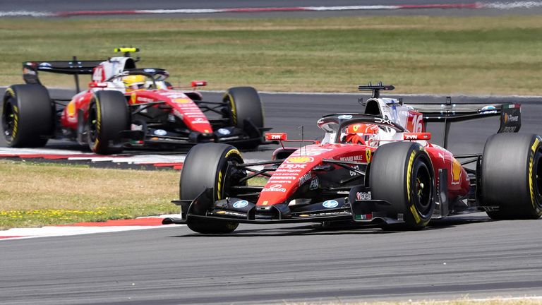 Die beiden Ferrari-Piloten Charles Leclerc (v.) und Lewis Hamilton in Silverstone.