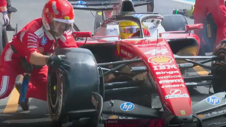 Lewis Hamilton fährt beim Boxenstopp einen Ferrari-Mechaniker um.