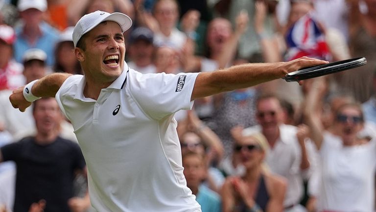 Arthur Fery feiert und nimmt das Wimbledon-Publikum mit.