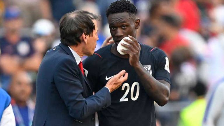US-Stürmer Folarin Balogun (r.) und Belgiens Trainer Rudi Garcia sprechen nach dem WM-Achtelfinale miteinander.