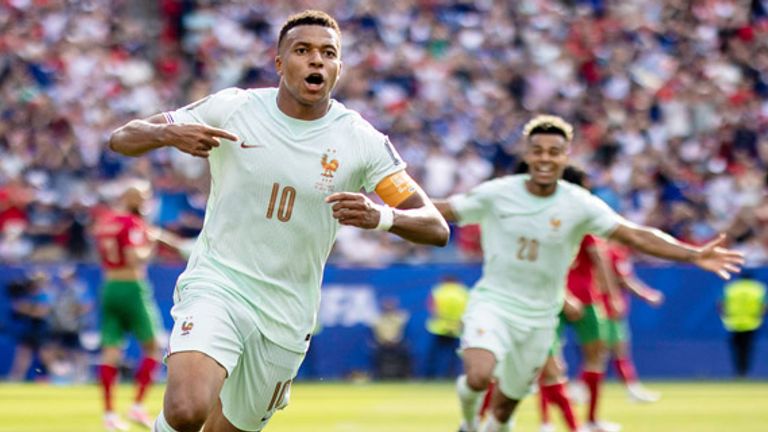 Kylian Mbappe (vorne) trifft bei Frankreichs Sieg über Marokko im WM-Viertelfinale.