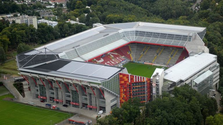1. FC Kaiserslautern: Fritz-Walter-Stadion, Kapazität: 49.327 Plätze