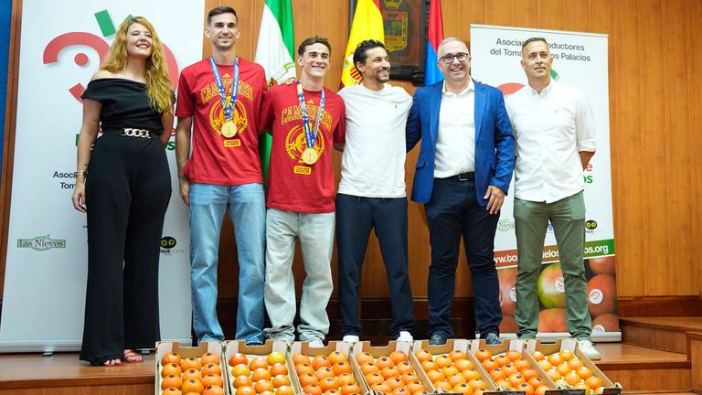 Die beiden spanischen Weltmeister Fabian Ruiz (2.v.l.) und Gavi (3.v.l.) wurden in ihrer Heimat mit 152 Kilogramm Tomaten geehrt. 