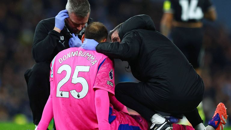 City-Torwart Gianluigi Donnarumma muss beim PL-Duell mit Leeds United behandelt werden. 