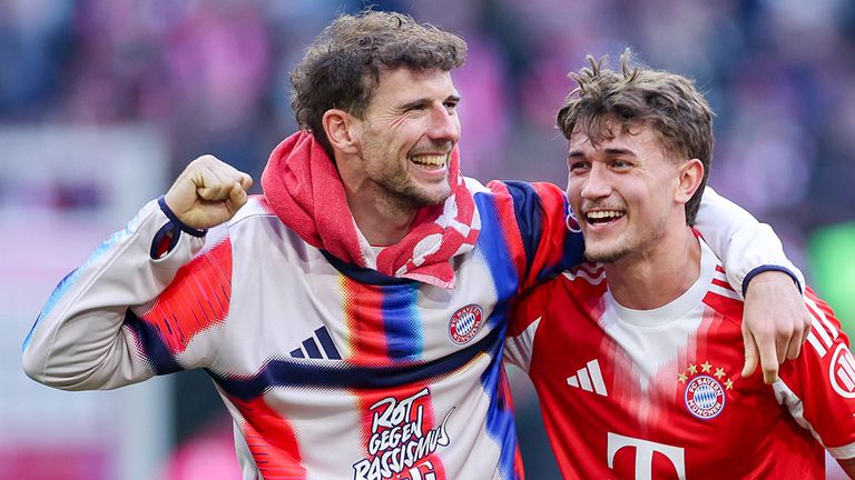 Leon Goretzka (l.) und Tom Bischof bejubeln gemeinsam einen Sieg des FC Bayern München.