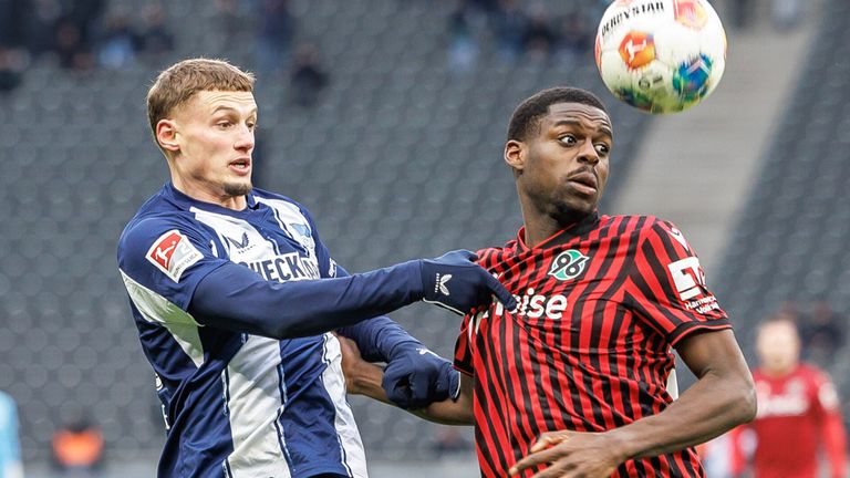 Noel Aseko (r.) spielte in der vergangenen Saison auf Leihbasis für Hannover 96.
