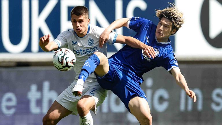 Daiki Hashioka (r.) im Duell mit Nicolo Tresoldi von Club Brügge.