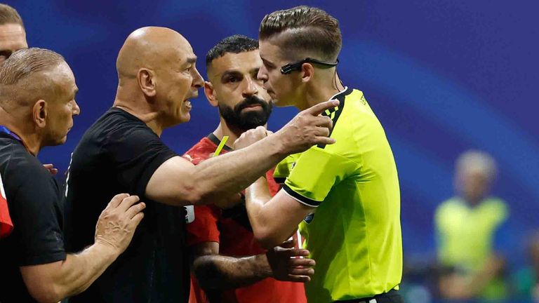 Werden wohl keine Freunde mehr: Schiedsrichter Francois Letexier und Ägyptens Coach Hossam Hassan.