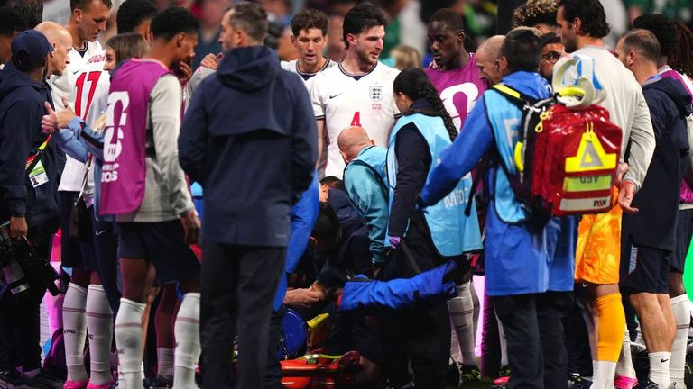 Englands Henderson wird behandelt und vom Platz transportiert