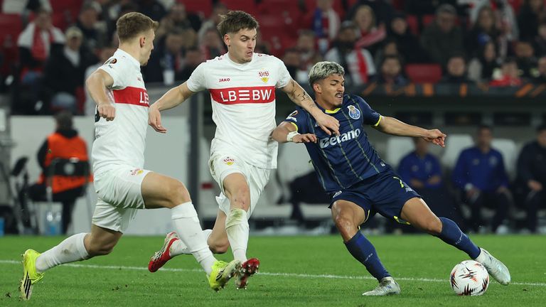 Ramon Hendriks (Mitte) stoppt die Vertragsverhandlungen mit dem VfB Stuttgart.