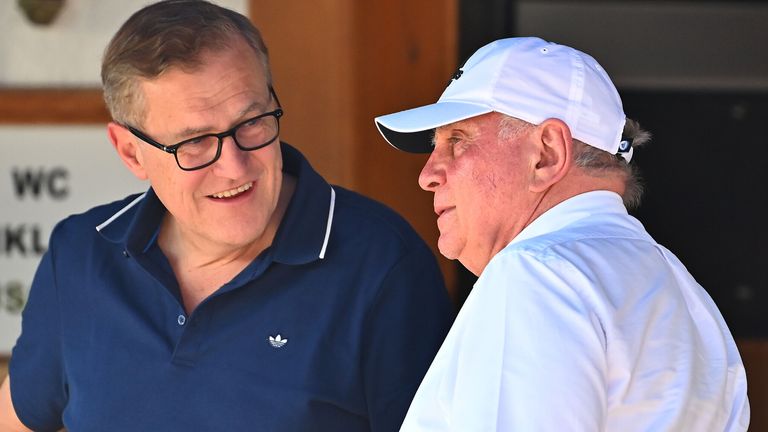 Bayern-Ehrenpräsident Uli Hoeneß (r.) hat sich intern dafür gesprochen, dass er keinen Bedarf an Neuzugängen sieht. 