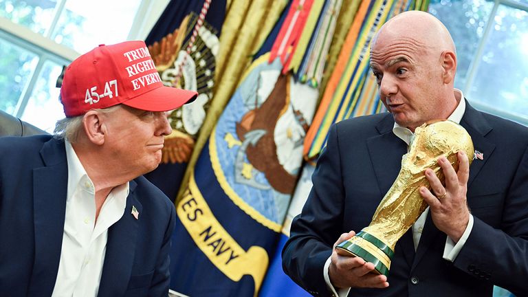 FIFA Präsident Gianni Infantino (r.) übergibt hier US-Präsident Donald Trump den WM-Pokal.