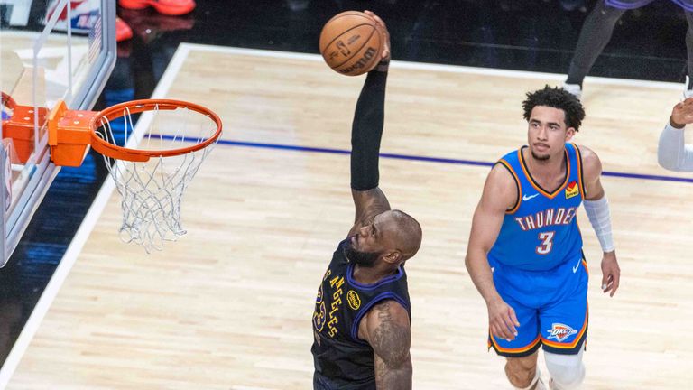 LeBron James fliegt ab sofort für die Philadelphia 76ers durch die Lüfte.