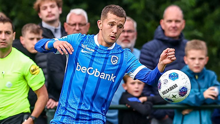 BVB-Neuzugang Konstantinos Karetsas hier noch im Testspiel für den KRC Genk am Ball.