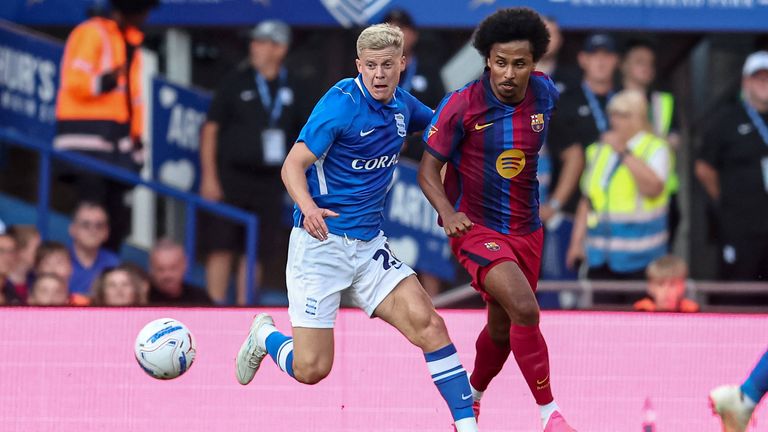 Karim Adeyemi (r.) feiert sein Debüt für den FC Barcelona beim 2:2 gegen Birmingham City.