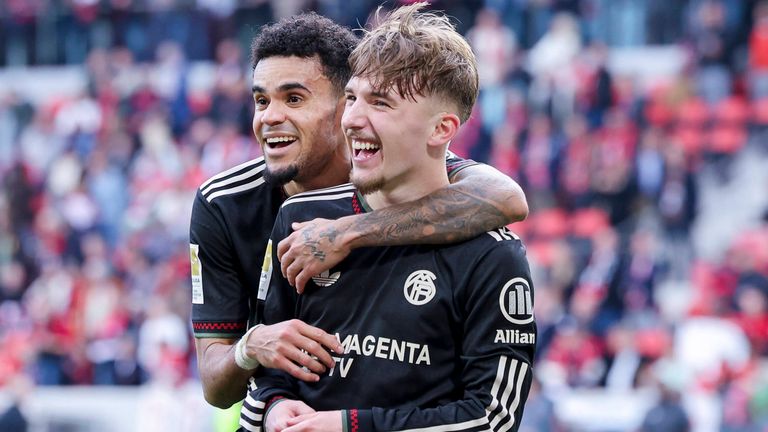 Lennart Karl und Luis Diaz dürfen sich über den Gewinn der TU-Awards freuen. 