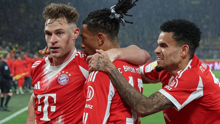 Joshua Kimmich (von l.), Michael Olise und Luis Diaz jubeln gemeinsam im Bayern-Trikot.
