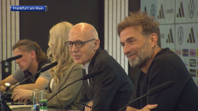 Jürgen Klopp (r.) wird als neuer Bundestrainer vorgestellt.