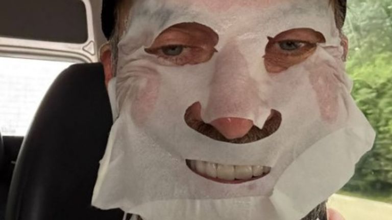 Jürgen Klopp mit einer Feuchtigkeitsmaske gegen den Jetlag im Gesicht. (Bildquelle: Instagram)